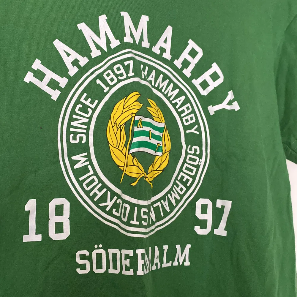 säljer denna fina hammarby t-shirt i bra skick💓. T-shirts.