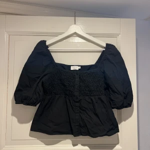 AFJ x NAKD svart topp  - Cool och bekväm topp från AJFs kollektion med nakd! Köparen står för frakt <3