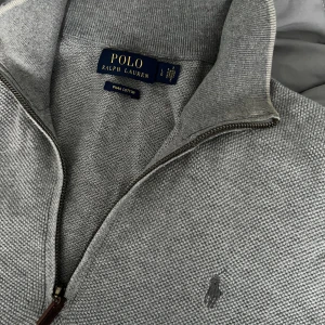 Ralph Lauren - Ralph lauren tröja med hög krage. Storlek L