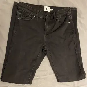 Svarta jeans med smala ben från Lager157 storlek 140.