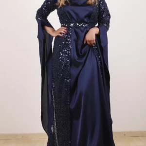 Klänning - Hej! Säljer min kurdiska khaftan som är använd endast i 2 timmar, den är kemtvättad och är i storlek S men känns som en one SIZE då man knyter efter sin egna kropp där bakom, kan fraktas samt mötas upp💕