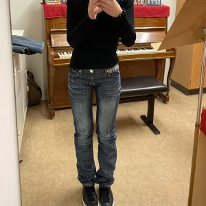 Lågmidjade jeans - Hur fina fickor på dessa jeans!!? 😍Säljer eftersom de är aningen för små. Skriv för mått och sånt 💗💗