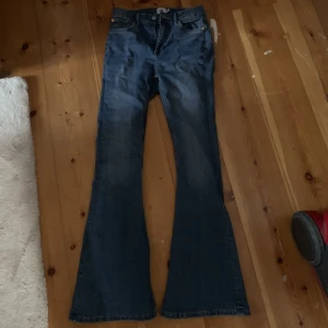 Jeans - Blå bootcut jeans från lager 157, säljer då de inte används, använd Max 2 gånger
