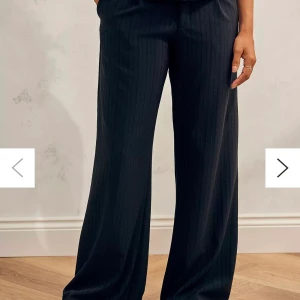 Kostymbyxor  - Randiga kostymbyxor från Urban outfitters. Använda typ 2 ggr. I nyskick. 