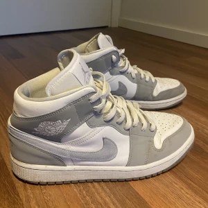 Air Jordan 1 Mid Wolf Grey (43) - Storlek 43 Skick 6/10 Skickar med box