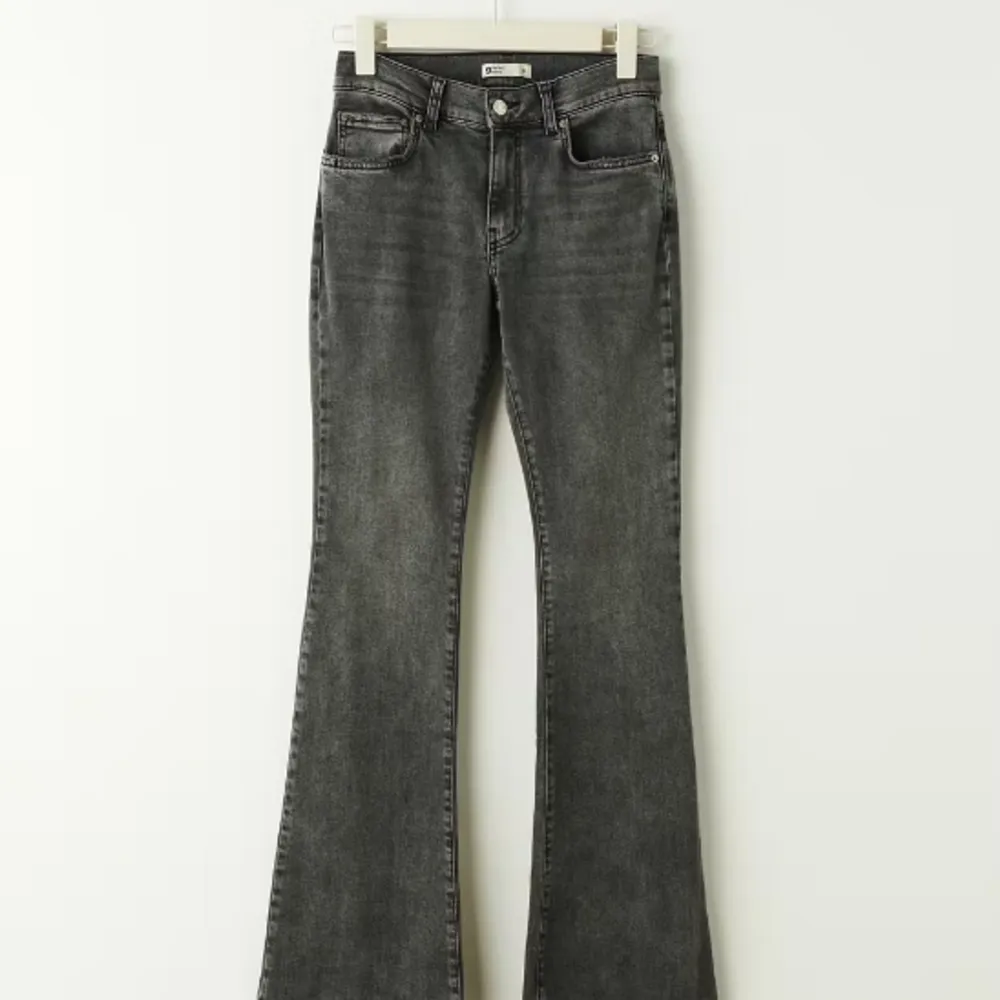 Säljer dessa super snygga low waist jeans från Gina. Är nyköpta och har endast använts en gång, de är i storlek 38 men satt lite löst i midjan för mig som är storlek S Hör av dig om du är intresserad 💞🙌🏼. Jeans & Byxor.
