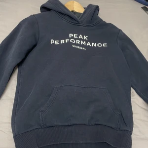Peak Performance - Jag har en hoodie som är i storlek 160. Den passar tyvärr mig inte längre men den är jätte snygg. Peak Performance tröjan är i bra skick och är ca 5 hela år gammal.