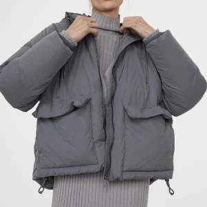 Grå dunjacka - Tänkte kolla intresset på denna dunjacka från hm💕 skriv om ni är intresserade för vill bli av med den! Den är i nyskick då den inte kommit till så mycket användning!💕 köp direkt för 750kr