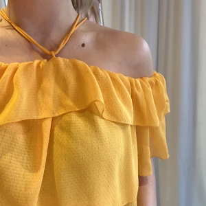 Topp strl 38 - Superfin gul tröja ifrån H&M i storlek 38 men passar även 36. Denna går att använda på två olika sätt (se bild 2 och 3). Väldigt somrig men går såklart att använda annars också. Denna har mest hängt i garderoben, fint skick.💛