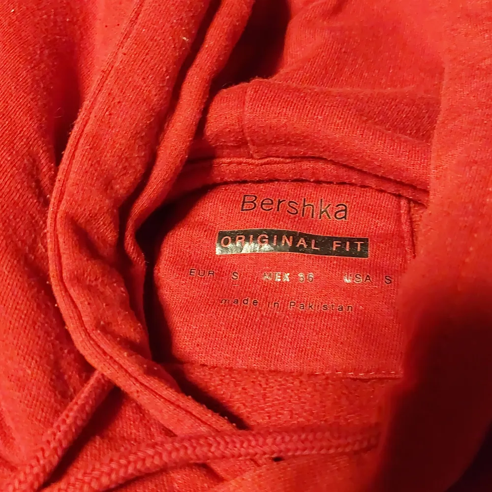 En röd hoodie jag inte har någon nytta av. Den är från Bershka och jag har andvänt den ca3 gånger. Den blir tvättad under köp. Frakt kostar 25kr. Tröjor & Koftor.