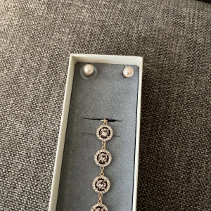 Lily and Rose armband & örhänge - Aldrig använd, köpt för 999kr säljs för 450 (pris kan diskuteras). Rose Guld
