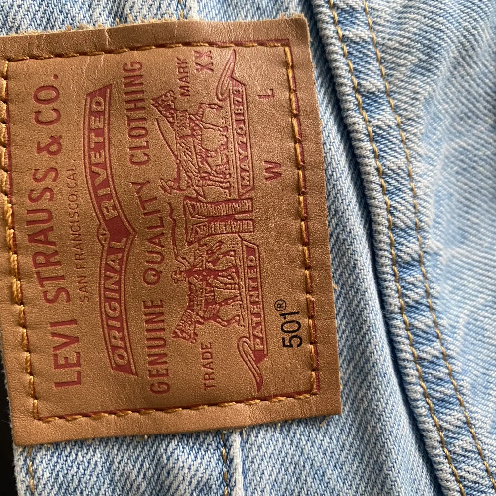 Ljusblåa Levis 501 jeans. Super snygga!! Använda fåtal gånger.  Storlek: W 31 L 30. Köparen står för frakten.. Jeans & Byxor.