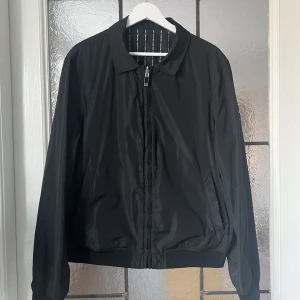 Calvin Klein Jacka - Fräsch, tunn Calvin Klein jacka. Använd endast några gånger, så väldigt bra skick! 