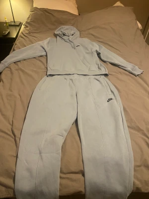 Nike baby blue tracksuit  - En väldigt fin och prisvärd dress.  Inga skador eller liknande  Byxorna är i L men eftersom det är små i storleken uppmanas man ta en storlek större.  Själv har jag M så de sitter perfekt.  Köptes för 2250kr för några månader sen. Inga returer!