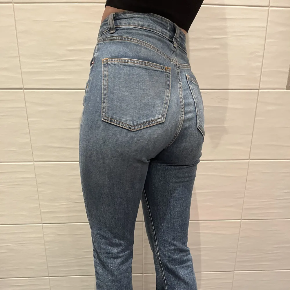 Jeans från H&M i storlek 38. De är i fint skick och är väldigt långa i benen. Frakt är inte inkluderat i priset och betalning sker via Swish. 💙. Jeans & Byxor.