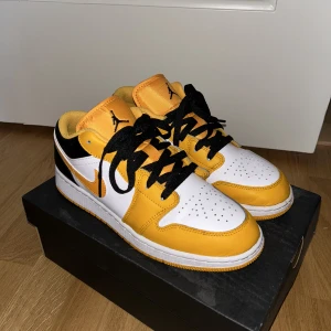 Air Jordan 1 Low GS 'Taxi' - Storlek: 39 Skick: 10/10  Säljer pga använder inte. 