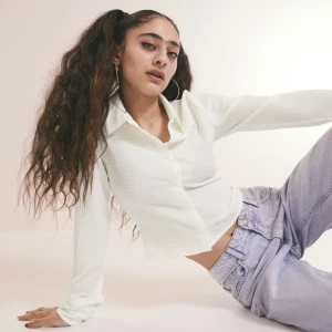 Oanvänd vit skjorta hm - Oanvänd slutsåld vit skjorta/topp från HM. Lite kortare i modellen. Storlek XL men skulle säga att den passar M-XL då den är stretchig vilket gör den lite mindre i storleken. Säljer fel 150kr, frakt tillkommer 