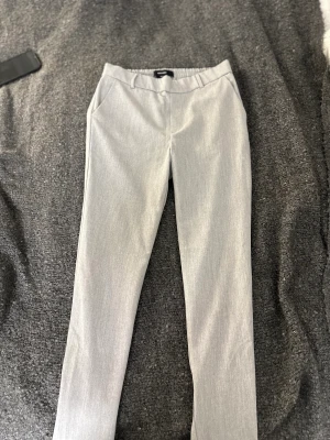 Kostymbyxor / byxor  - XS som passar mer som S. Supersköna kostymbyxor som ser lyxiga ut men bekväma som mjukisar! Inköpt för 299. Säljs för 79. Bud gärna med eget prisförslag! Vid köp av flera saker kan jag möjligtvis fixa paketpris så fråga! Kan träffas/frakta för 11kr