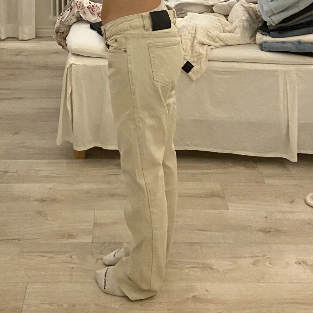 Jättefina Lågmidjade byxor från Jonna B som tyvärr är förstora 🤍budning om fler är intresserade . Jeans & Byxor.