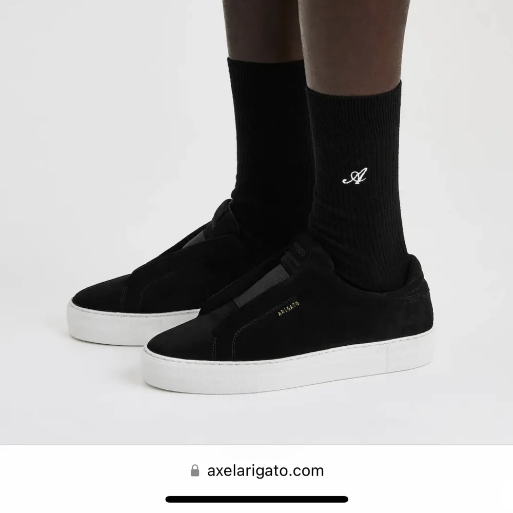 Svarta Axel arigato skor, köpt på nk för 2350kr!! har påse, box osv. Kan posta o mötas upp i sthlm! Fråga om egna bilder. Skor.