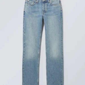 Mid waist straight jeans från weekday - Inte använda så ofta, men har använt ett par gånger. De är i väldigt bra skick och inte hål eller smuts någonstans!