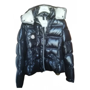 moncler jacka  - Säljer denna supersnygga moncler jackan, köpt på vestiaireför 10 000, så har äkthetsbevis samt koden som man kan skriva in på monclers hemsida för att se äktheten❤️