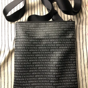 Det är en axelväska Armani. - Den är knappt använd. Den har jätte bra kvalite och jätte bra skin. Jag har haft den i ungefär 6 månader.