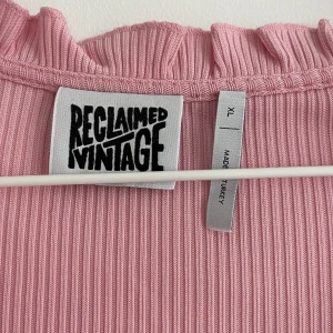 Reclaimed Vintage Kofta/Topp  - 💕 Söt Vintage kofta/topp i nytt skick 💕 Endast provad. Normal i storlek och funkar på mig som är S/M om man vill ha en lite lösare/oversize modell.  
