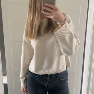 Vero Moda tröja - Sjukt snygg stickad tröja från vero Moda i jättebra skick då den är använd typ 2 gånger🫶🏼den är vit/beige
