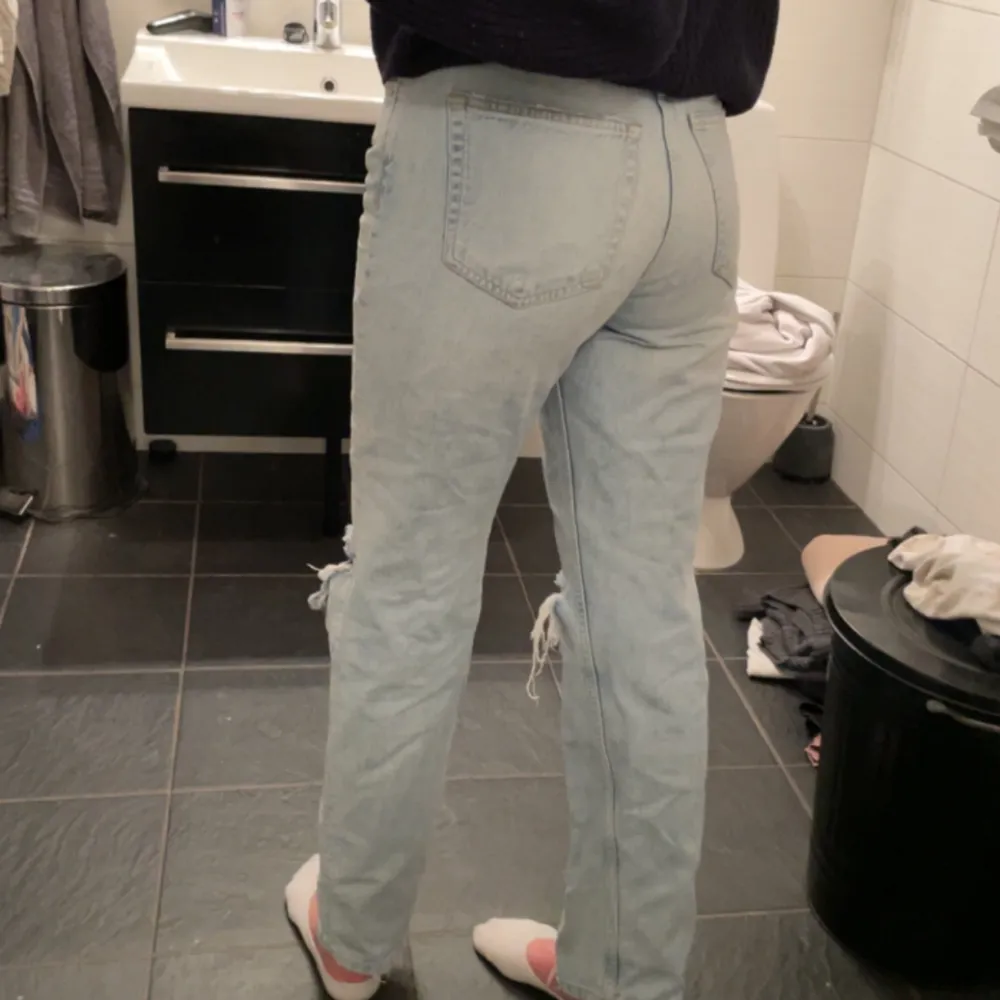 Jeans från GinaTricot i storlek 36, superfina med säljer då jag inte trivs i modellen längre❤️pris kan diskuteras. Jeans & Byxor.