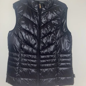 Vero Moda väst - En fin tunn väst, säljer pågrund av brist på användning. 