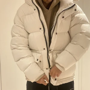 Vit jacka - Vit jacka från Singular Society storlek S unisex, Den varmaste jackan jag nånsin testat, den är i nyskick men har dock en difekt på insidan, men den är igen sydd och syns inte på utsidan alls. Liknar fjällrävens jacka ochså