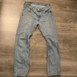 Levis 501 - Säljer mina Levis 501 Jeans för att dom inte passar mig, har ett litet hål där bak (finns på 3:dje bilden) köpt från Levis för 1100kr