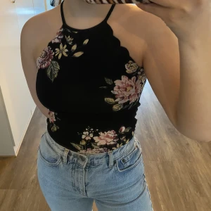 Topp - En blommig topp från H&M, denna är väl använd under några somrar men är fortfarande hel och fin. Har blivit lite för liten🤎