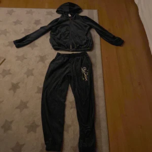 Lindex storlek 146-152 - Det står believe på ryggen av tröjan och byxorna är inte utsvängda