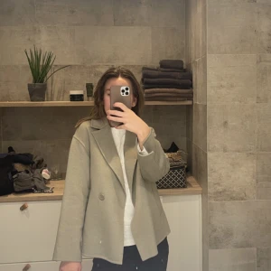 Stockholm lm kappa - Säljer denna, använd fåtal gånger. I princip nyskick🥰