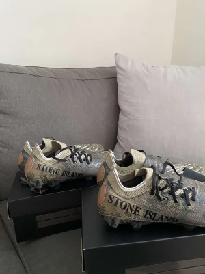 Stone Island X New balance - Hjälper en vän!! Finns endast 10 i Sverige och 420 st i hela världen. Väldigt eftertraktade. Finns i 3 storlekar. Helt nya, finns kvitto och box. Pris går att förhandla🤝🤝 