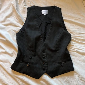 Väst - Väst med knappar superbra t fest och vardags! 💖💖💖väldigt gott skick! Kan posta!❤️