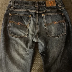 Nudie jeans - Så fina Nudie jeans som är straight/baggy med mid/low waist. Mycket bra skick samt snygg blå färg😍skriv priv om du har fler frågor ☺️💗