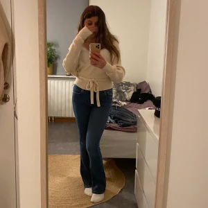 Bikbok low waist jeans - Säljer dessa jeans som är i storlek S och även är low waist. Säljer pga kommer inte till användning💕 Har sytt jeansen lite där nere men det synns verkligen inte och dom är i jätta bra skick😊 Dom kostade 599 kr men säljer för 350 kr.