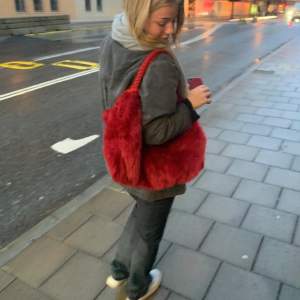 Säljer denna fluffiga röda väska!!❤️❤️❤️den får plats med mycket!! Har en innerficka och knapp som gör att man kan stänga den❤️