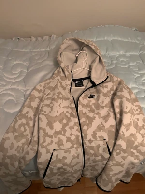 Nike kofta - Jag säljer min Nike kofta som jag använt ett par gånger. STOCKHOLM