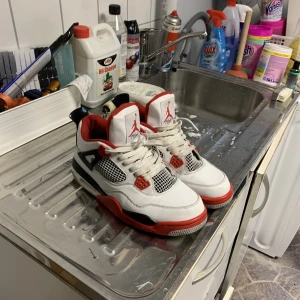 Jordan 4 Fire Red - Jordan 4 Fire Red cond 8/10 använda några gånger men inget märkbart på de. Byte av skosnören så är de som nya