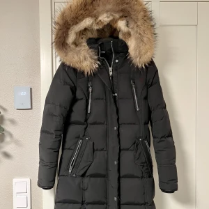 Vinterjacka!  - Vinterjacka köpt förra vintern, knappt använd. Precis som ny! Inga defekter och i mycket bra skick. Nypris 5300 kr. Priset kan diskuteras!!! ⚠️⚠️⚠️