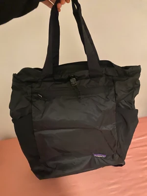 Ond size  - Jag säljer denna väskan, är helt ny men den kommer inte änvädnning, det därför jag vill sälja den. Nypris 900 och säljer för 750kr.  Priset går att diskuteras. Skriv gärna om ni undrar något. 