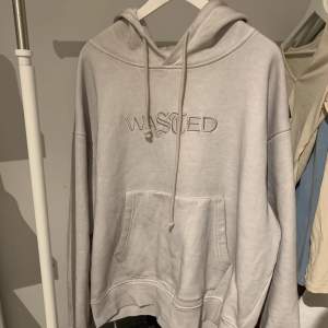 Wasted Paris hoodie size L 1000kr nypris  Cond 8,5/10 Schysst urtvättad grå färg med broderad text på bröstet 