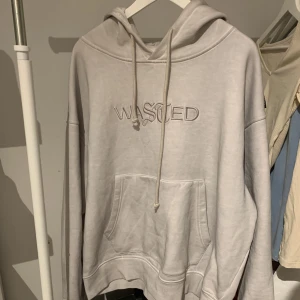 Wasted Paris hoodie - Wasted Paris hoodie size L 1000kr nypris  Cond 8,5/10 Schysst urtvättad grå färg med broderad text på bröstet 