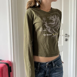 Diesel tröja - Trendig kortare tröja från diesel. Aldrig använd. Storlek L men skulle säga att den passar nån som har XS eller S. Köparen står för frakten. Skriv om du är intresserad🫶