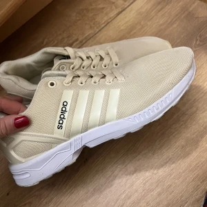 Beige skor  - Beige skor / idrottsskor stl 38, de e inte märkesskor! Har använts 1 gång bara, så i väldigt bra skick! 
