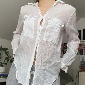 vit skjorta i tunnt material från hm🤍 lite skrynklig för legat i garderoben